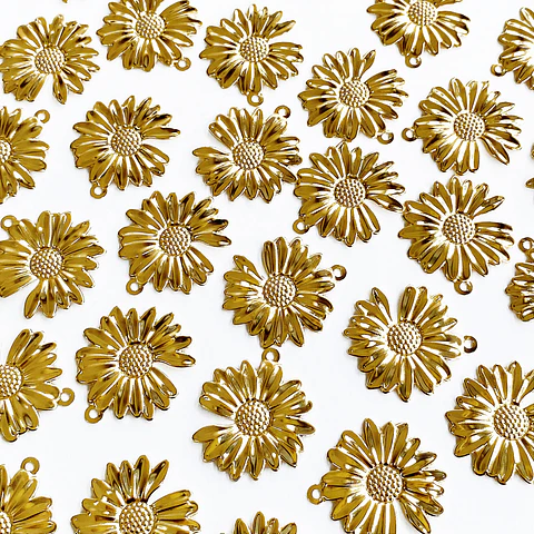 Dije Flor Margarita • Baño de Oro • 30x27 mm