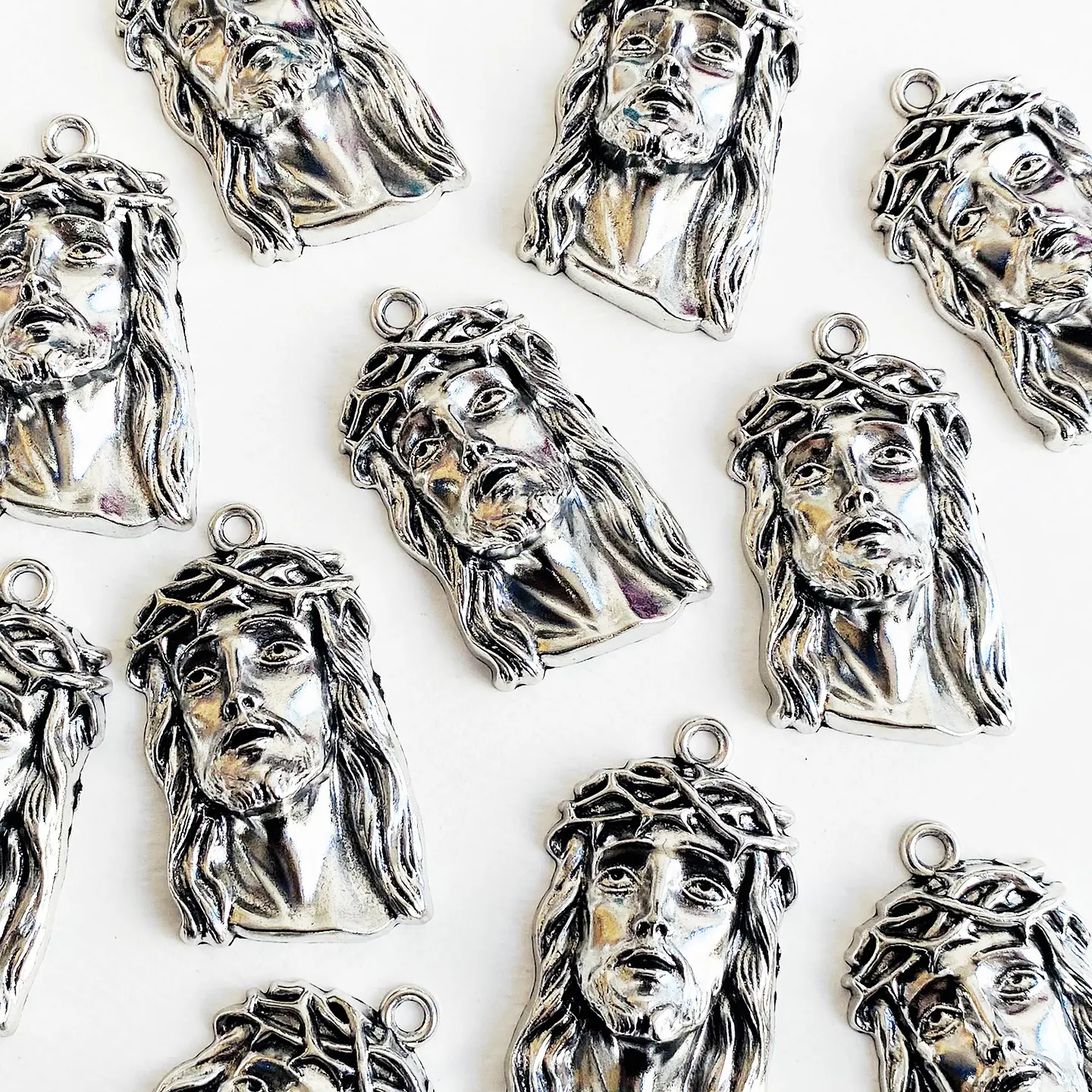 Dije Rostro del Cristo de la Agonía • Zamak • 32x57 mm 1