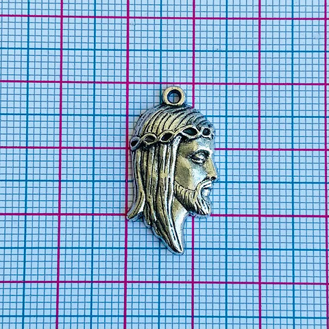 Dije del Rostro de Cristo Perfil • Zamak • 14x26 mm