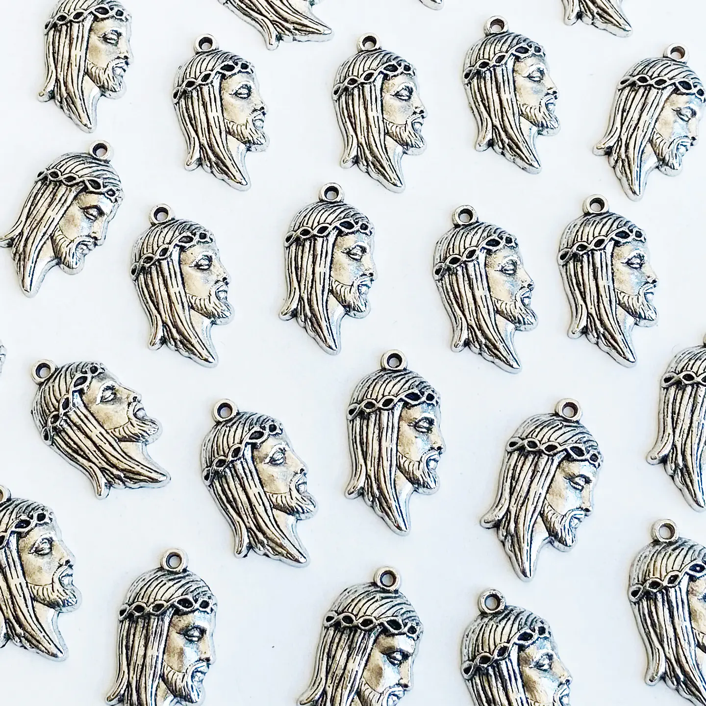 Dije del Rostro de Cristo Perfil • Zamak • 14x26 mm 1
