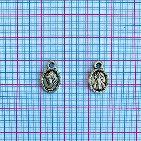 Dije Medalla Mini de la Virgen y el Señor de la Misericordia • Zamak • 8x14 mm