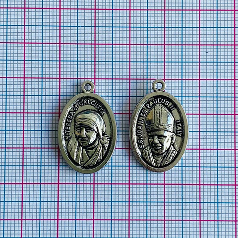 Medalla Madre Teresa de Calcuta y San Juan Pablo II • Zamak • 15x27 mm