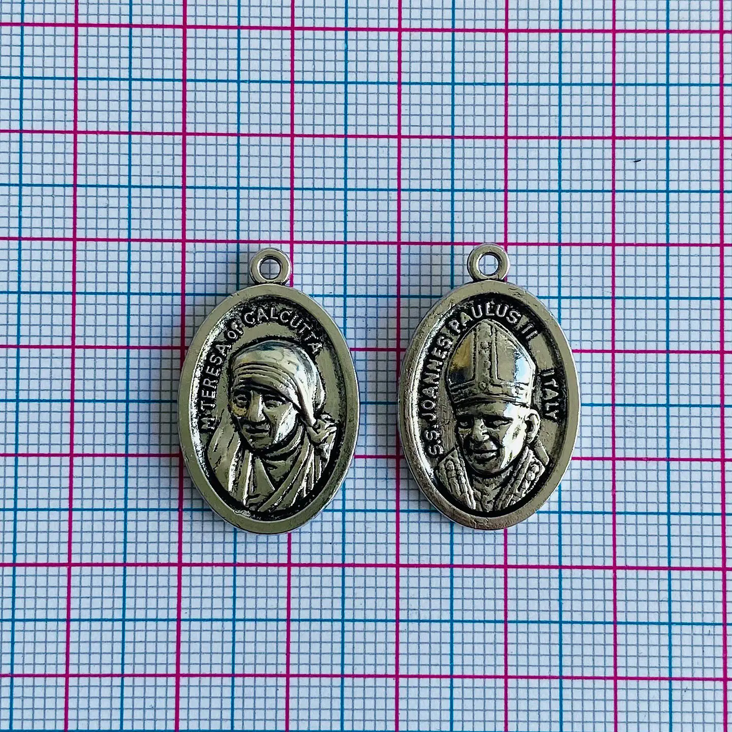 Medalla Madre Teresa de Calcuta y San Juan Pablo II • Zamak • 15x27 mm 2
