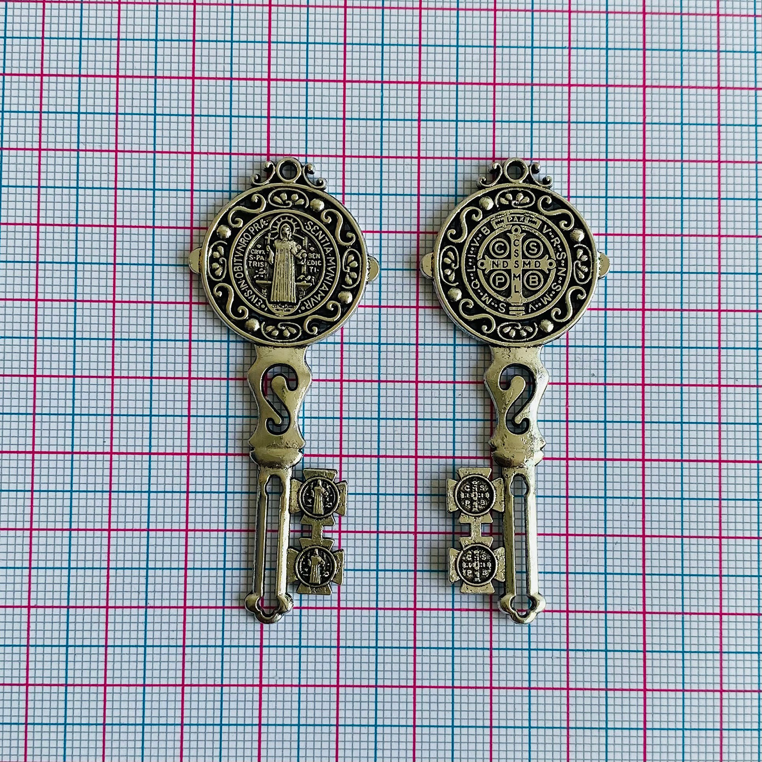 Dije Llave de San Benito • Zamak • 26x62 mm