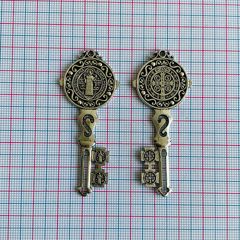 Dije Llave de San Benito • Zamak • 26x62 mm