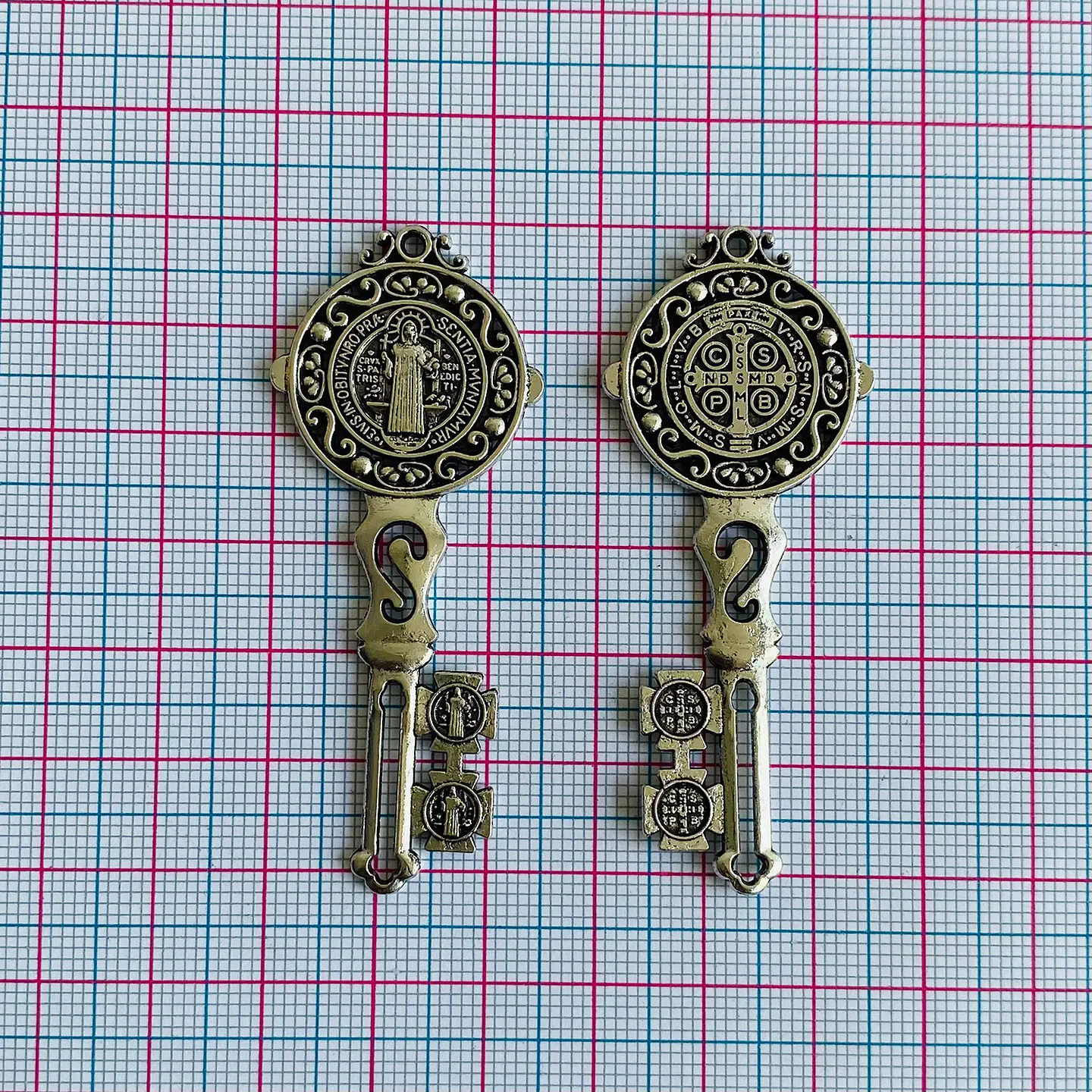 Dije Llave de San Benito • Zamak • 26x62 mm 2