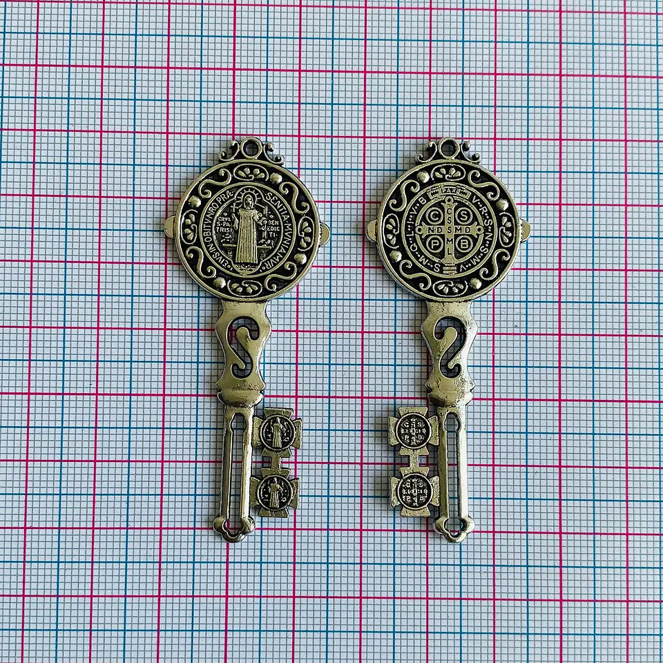 Dije Llave de San Benito • Zamak • 26x62 mm 2
