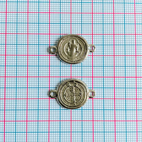 Dije doble argolla San Benito • Zamak • 22x15 mm