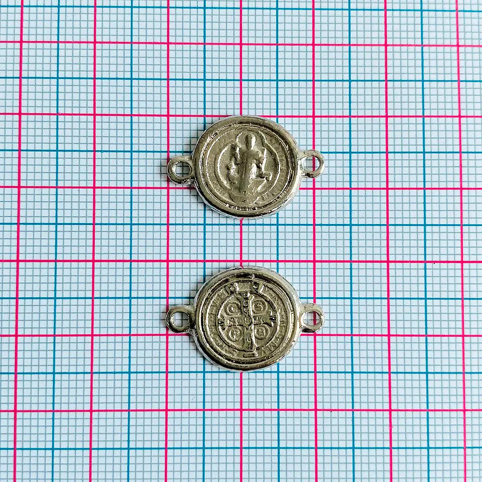 Dije doble argolla San Benito • Zamak • 22x15 mm 2