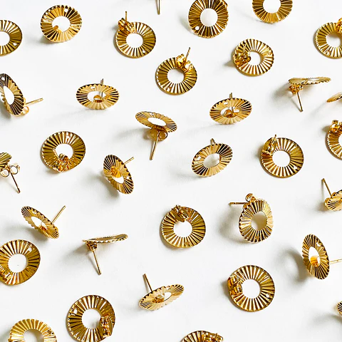 Herraje Topo Silueta Aro • Baño de Oro • 15x15 mm