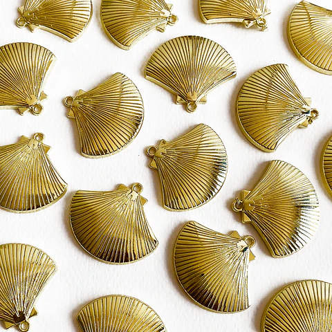 Dije Ostra Marina Texturizada • Cover Gold • 36x32 mm