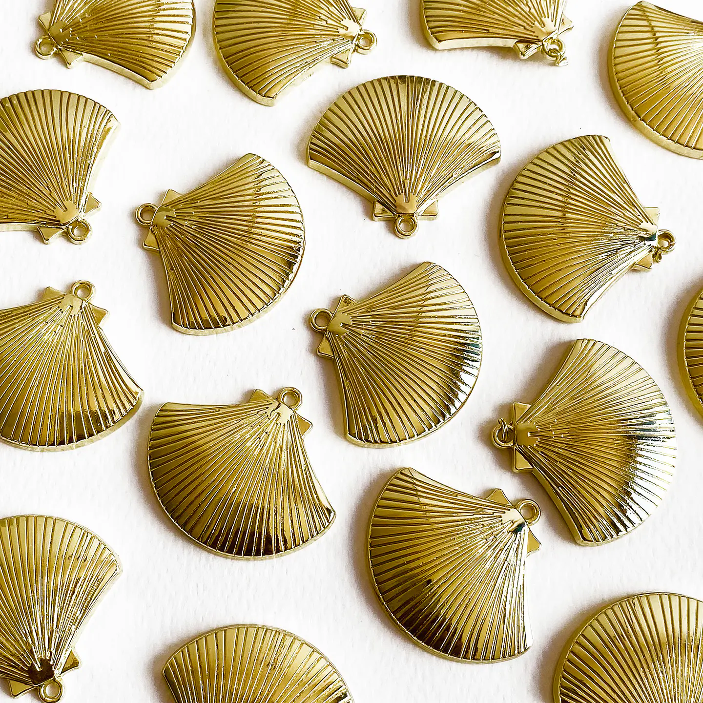 Dije Ostra Marina Texturizada • Cover Gold • 36x32 mm 1