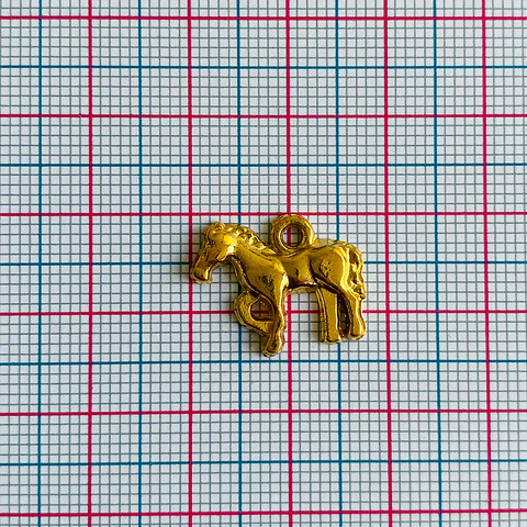 Dije Caballo Relieve • Baño de Oro • 17x14 mm