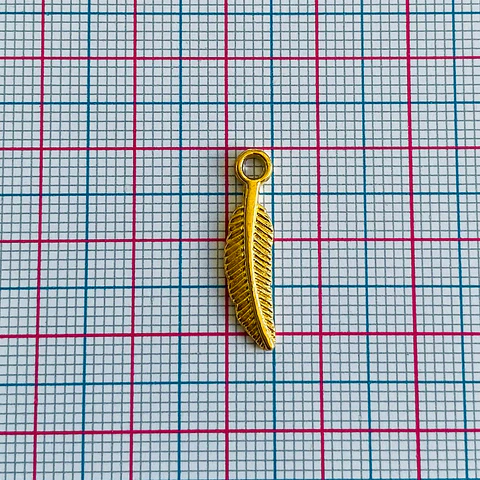 Dije Pluma Estilizada • Baño de Oro • 5x22 mm
