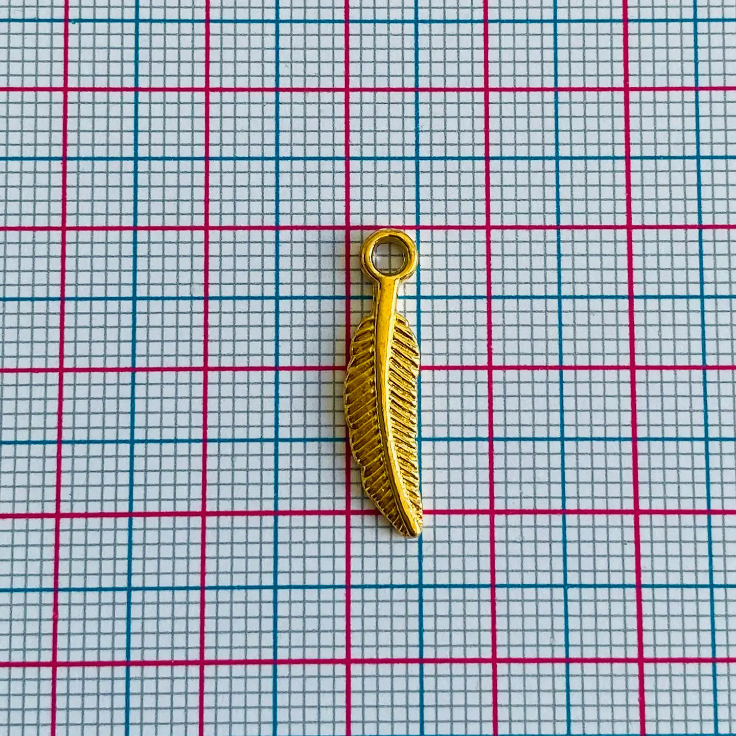 Dije Pluma Estilizada • Baño de Oro • 5x22 mm 2
