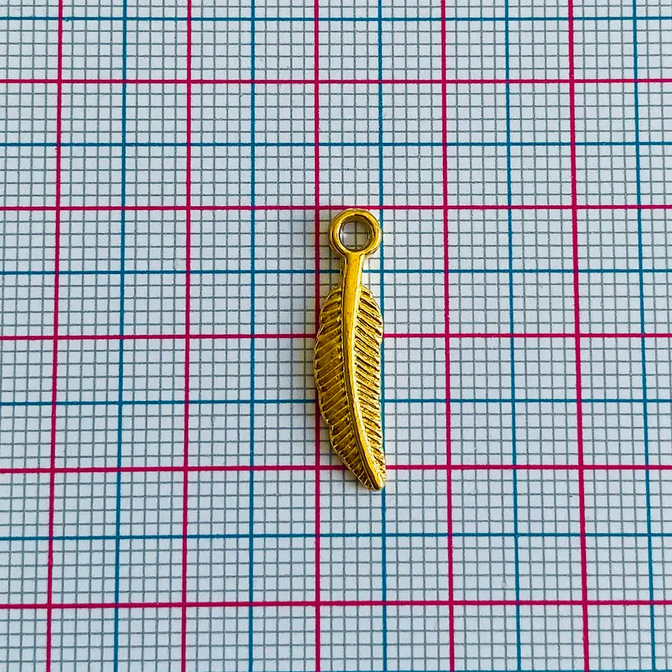 Dije Pluma Estilizada • Baño de Oro • 5x22 mm 2