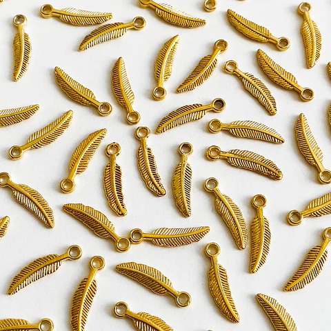 Dije Pluma Estilizada • Baño de Oro • 5x22 mm