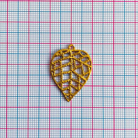 Dije Hoja Calada • Baño de Oro • 20x27 mm     