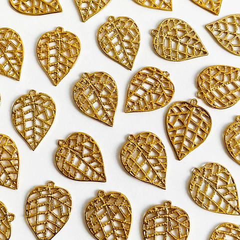Dije Hoja Calada • Baño de Oro • 20x27 mm     