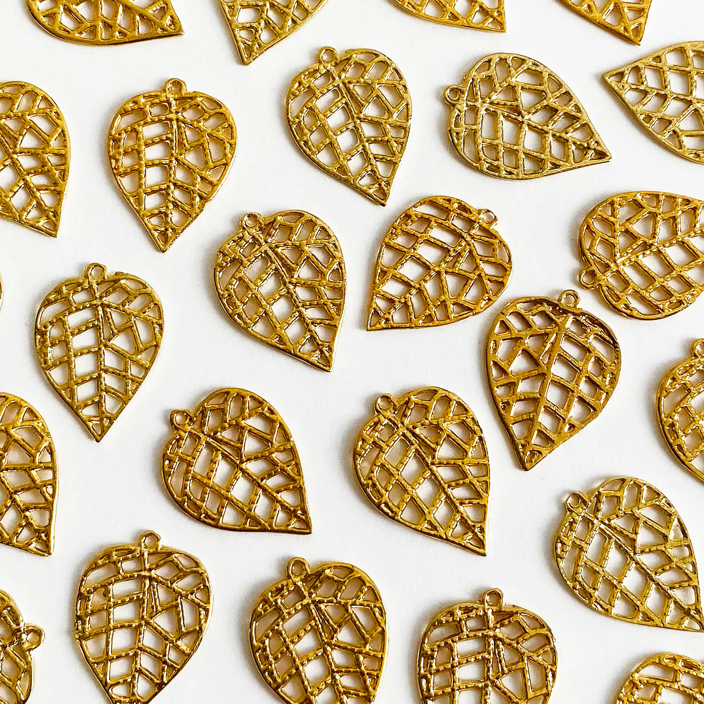 Dije Hoja Calada • Baño de Oro • 20x27 mm      1