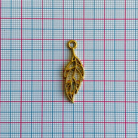 Dije Hoja Silueta Calada • Baño de Oro • 10x30 mm