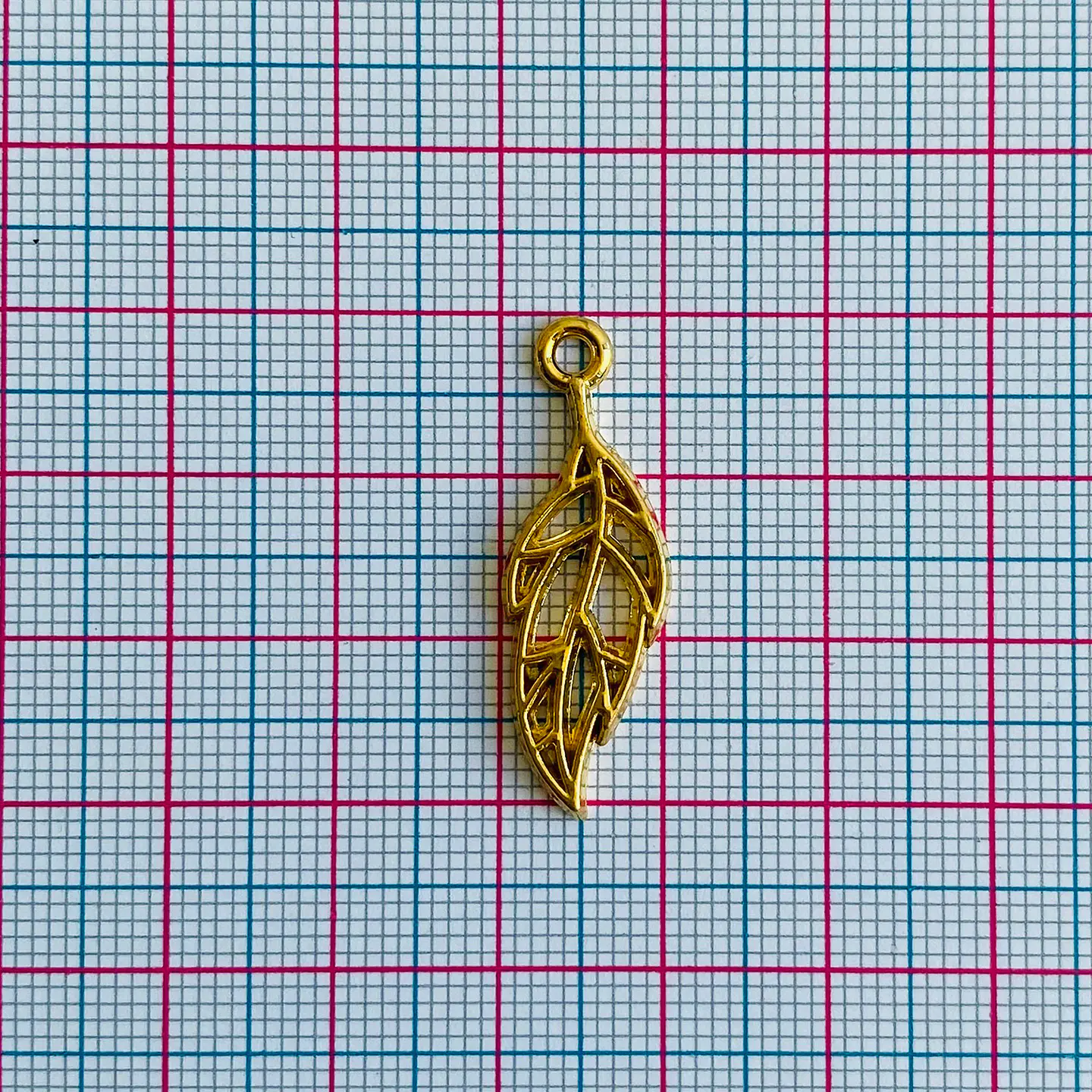 Dije Hoja Silueta Calada • Baño de Oro • 10x30 mm 2