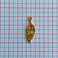 Dije Hoja Silueta Calada • Baño de Oro • 10x30 mm - Miniatura 2