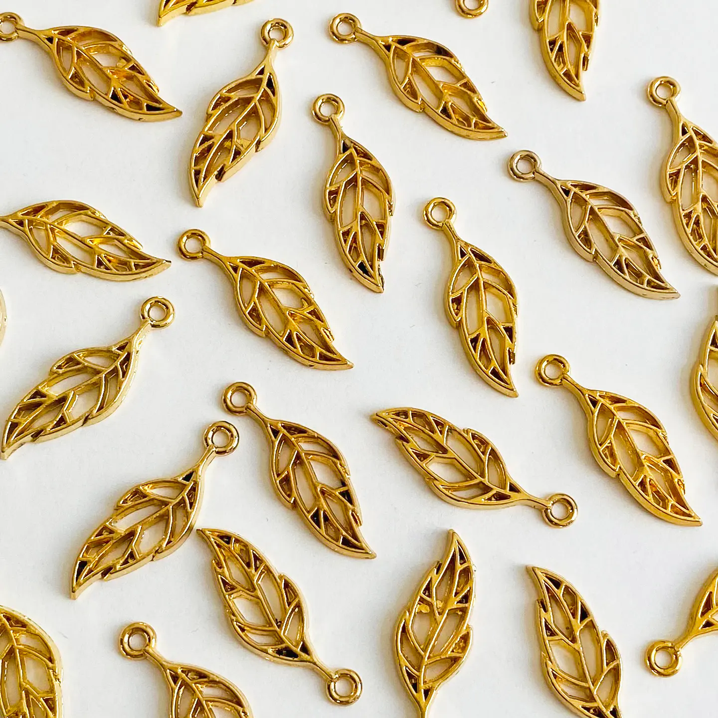 Dije Hoja Silueta Calada • Baño de Oro • 10x30 mm 1