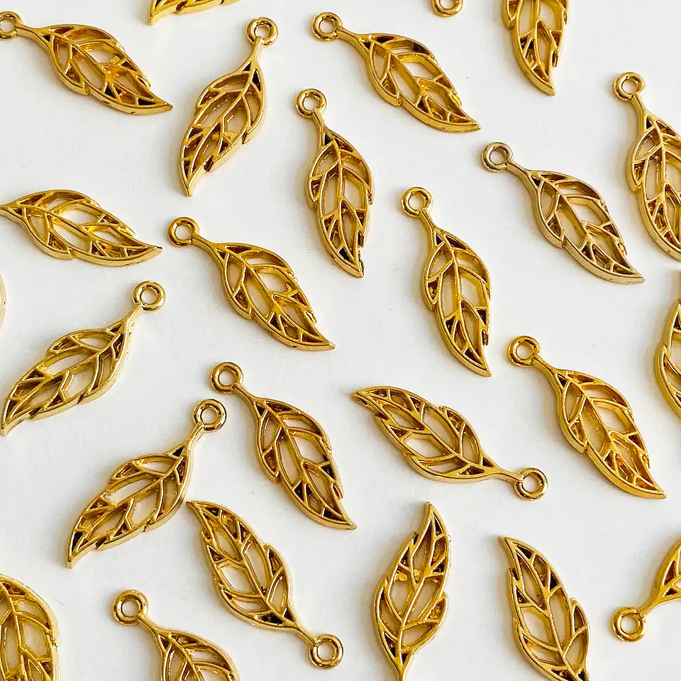Dije Hoja Silueta Calada • Baño de Oro • 10x30 mm 1