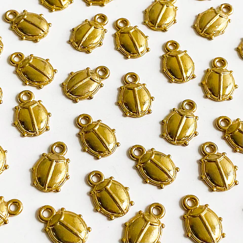 Dije Escarabajo • Baño de Oro • 10x12 mm
