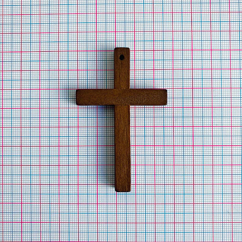 Dije Cruz Natural Beige • Madera • 48x75 mm
