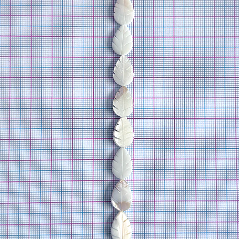 Separador Hoja Tallada • Nácar • 10x12 mm