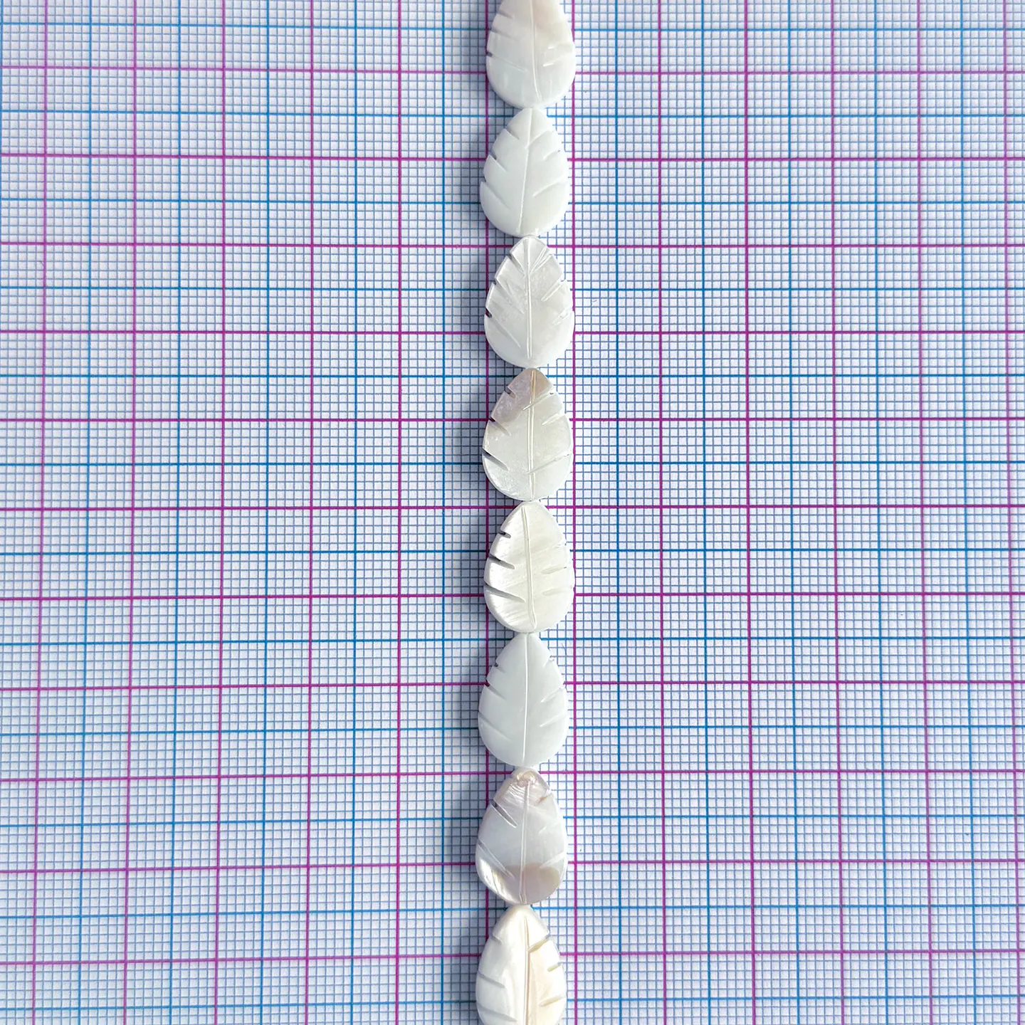 Separador Hoja Tallada • Nácar • 10x12 mm 2