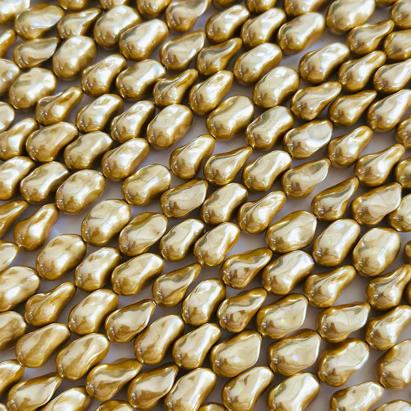 Separador Amorfo Dorado • Perla Shell • 18x12 mm 1