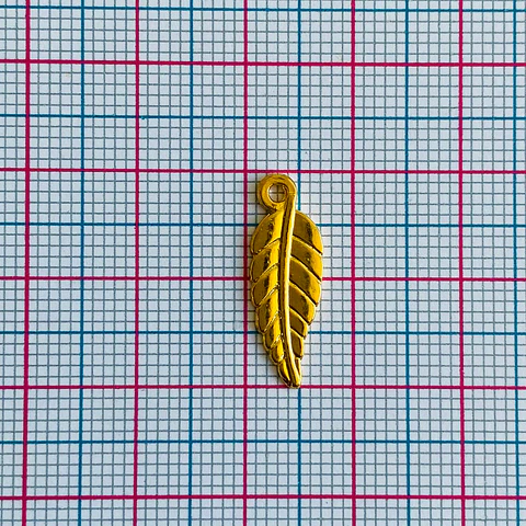 Dije Hoja • Baño de Oro • 7x20 mm                               