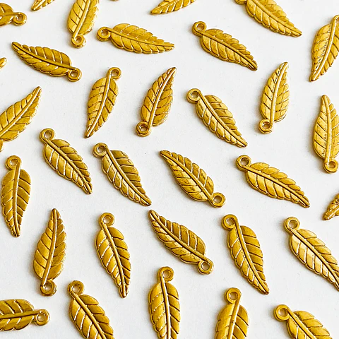 Dije Hoja • Baño de Oro • 7x20 mm                               