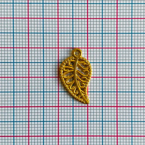 Dije Hoja Grabada • Baño de Oro • 11x19 mm                            