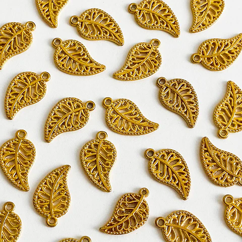 Dije Hoja Grabada • Baño de Oro • 11x19 mm                            