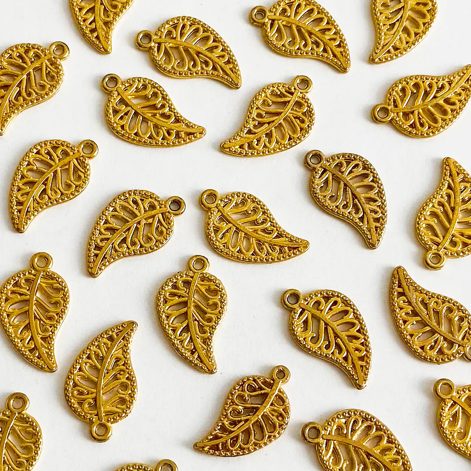 Dije Hoja Grabada • Baño de Oro • 11x19 mm                             1