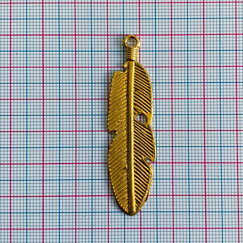 Dije Pluma Grande • Baño de Oro • 15x56 mm                        