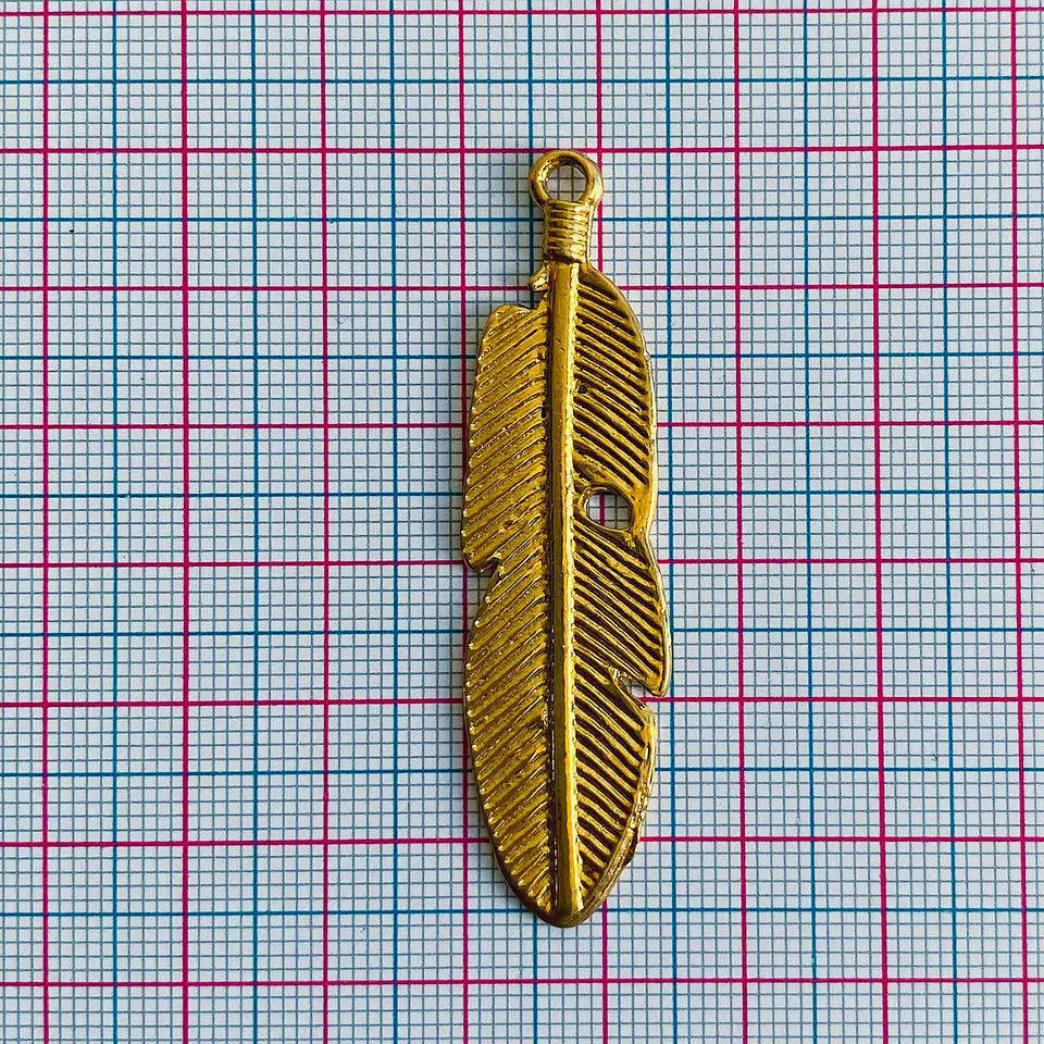 Dije Pluma Grande • Baño de Oro • 15x56 mm                         2