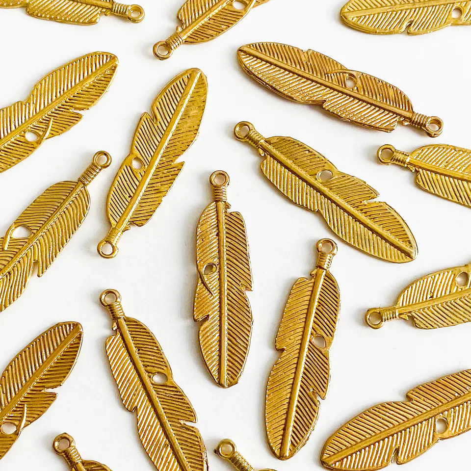 Dije Pluma Grande • Baño de Oro • 15x56 mm                         1