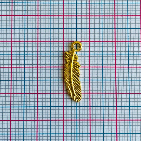 Dije Pluma Pequeña • Baño de Oro • 7x23 mm