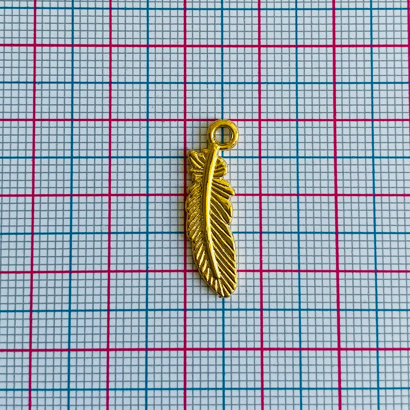 Dije Pluma Pequeña • Baño de Oro • 7x23 mm 2