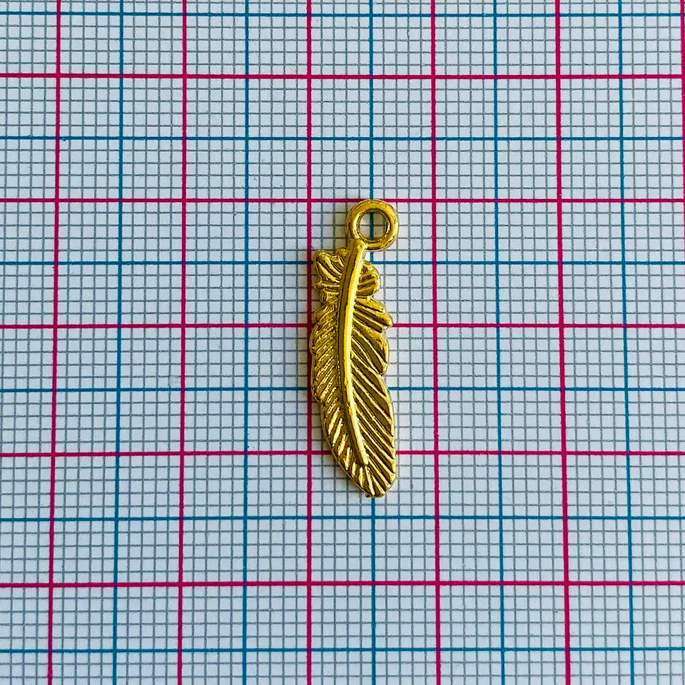 Dije Pluma Pequeña • Baño de Oro • 7x23 mm 2