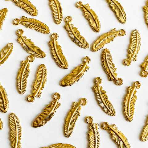 Dije Pluma Pequeña • Baño de Oro • 7x23 mm