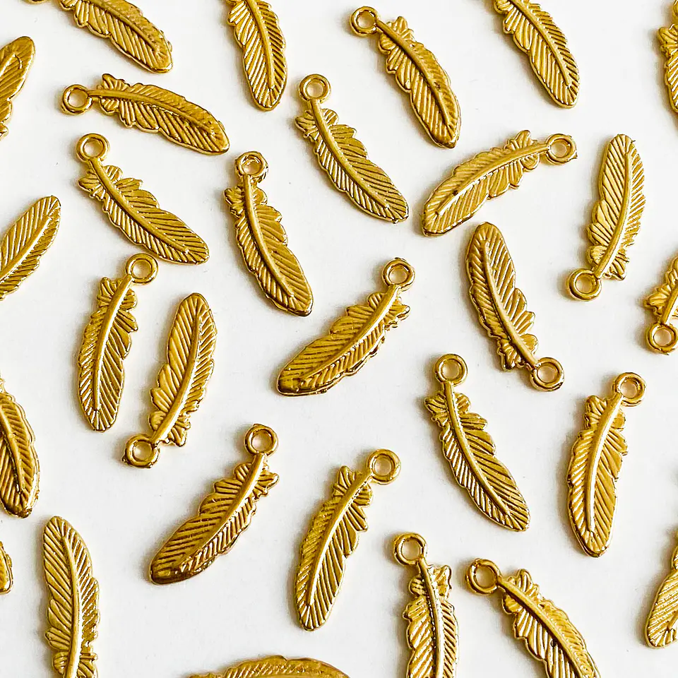 Dije Pluma Pequeña • Baño de Oro • 7x23 mm 1