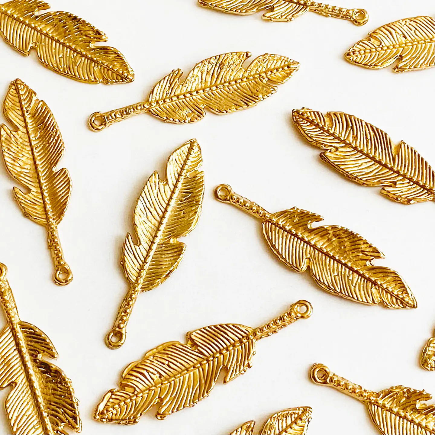 Dije Pluma Grande • Baño de Oro • 15x52 mm                         1