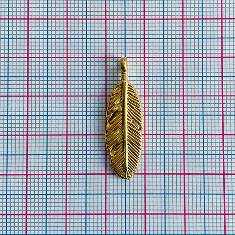 Dije Pluma Mediana • Baño de Oro • 10x31 mm