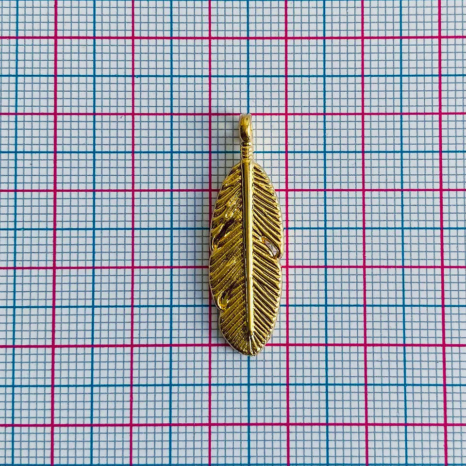 Dije Pluma Mediana • Baño de Oro • 10x31 mm 2